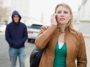 Angri, 18enne lasciato dalla fidanzata minaccia il suicidio, poi diventa il suo stalker