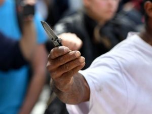 Panico in piazza del Gesù, uomo minaccia passanti col coltello: arrestato dai militari