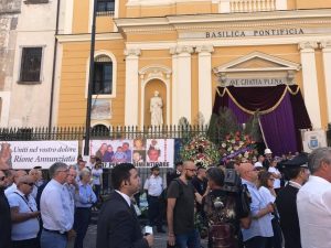Crollo a Torre Annunziata, oggi è il giorno dei funerali delle vittime: il paese in lutto