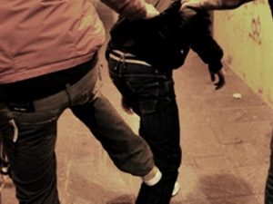 Paura a Nola, 29enne aggredisce i passanti con una sedia: arrestato