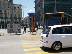 Incidente in via Argine, autobus Anm colpisce auto: 4 feriti