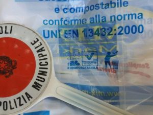 Napoli, sequestrate 5mila buste della spesa illegali e nocive