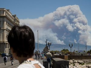 Incendio Vesuvio, nuvole di cenere invadono le zone abitate da Napoli Est ad Avellino