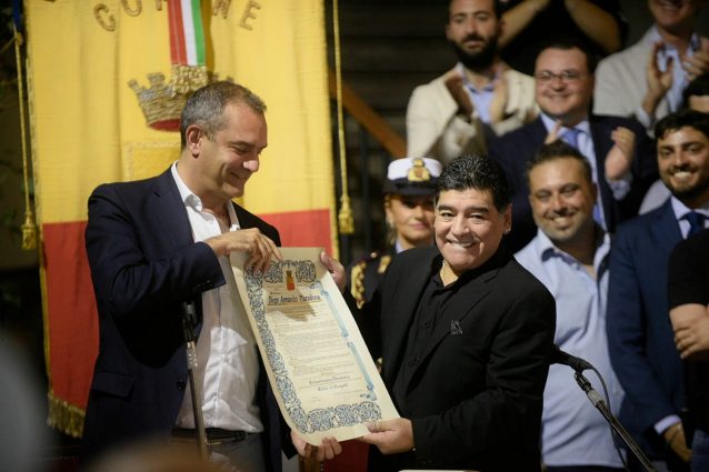 Maradona è cittadino onorario di Napoli: Diego voleva disertare la cerimonia in Municipio