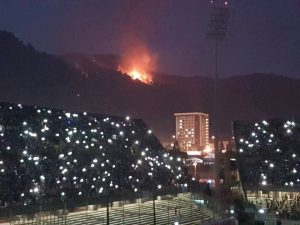 Salerno, in fiamme le colline dietro lo stadio: all'Arechi c'è il concerto di Tiziano Ferro
