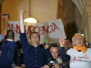 Rifiuti, case, migranti: i centri sociali che l'hanno votato si ribellano a De Magistris