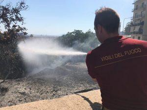 Vesuvio, nella terra delle discariche costretti a gettar acqua sulla monnezza