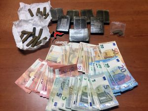 Torre del Greco, arrestata 35enne: in casa 1 chilo di hashish e 2mila euro