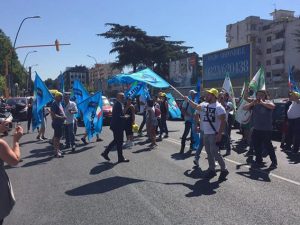 Protesta dei lavoratori all'ingresso dell'Edenlandia (Facebook).