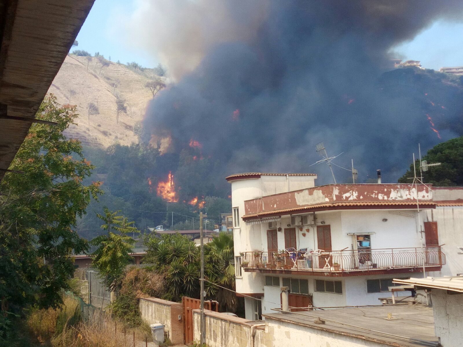 Fiamme sulla collina di Agnano