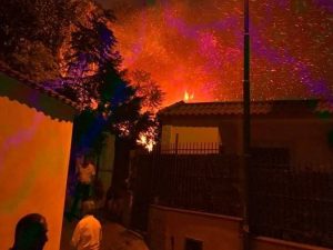 Incendio Torre del Greco: fiamme circondano le case, evacuati gli abitanti