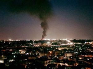 Nuovo incendio a Napoli: fiamme e alta colonna di fumo vicino all'aeroporto di Capodichino