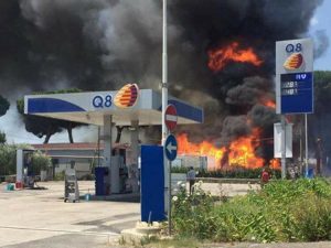 Nuovo incendio a Giugliano, le fiamme lambiscono un distributore di benzina