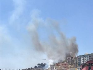 Emergenza incendi, a fuoco la collina di Posillipo: tre persone salvate dalle fiamme