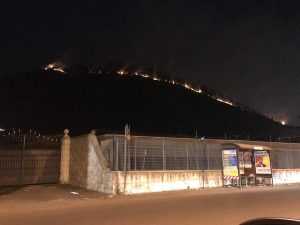 In fiamme le montagne tra Cava e Nocera: case evacuate e cittadini intossicati