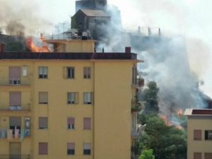 Le fiamme vicino al Forte La Carnale a Salerno (Foto di Giuseppe Criscito via Facebook)