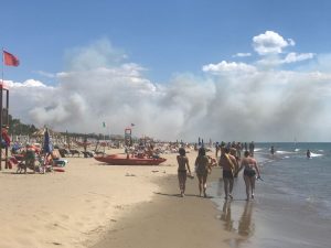 Incendio a Torre di Paestum: i bagnanti abbandonano la spiaggia