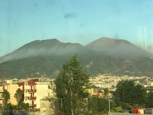 La Campania in fiamme: brucia di nuovo il Vesuvio, incendi anche a Pozzuoli