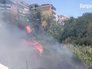Napoli, brucia anche via Caravaggio: le fiamme lambiscono le abitazioni
