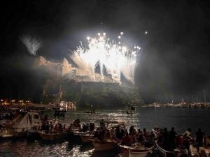 Rischio maltempo, Ischia rinvia la festa di Sant'Anna a mare agli scogli