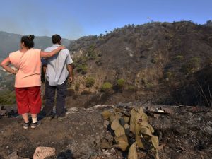 Incendio sul Vesuvio, arriva l'Esercito. Vulcano scomparso sotto una coltre di fumo