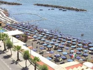 Torre del Greco, fa razzia di cellulari in spiaggia: incastrato dal segnale gps