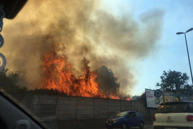 L'incendio a Fuorigrotta (Fonte: Facebook/Ex Opg Occupato)