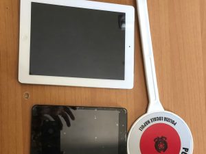 A Napoli torna di moda il "pacco" ai turisti: mattonelle al posto dei tablet