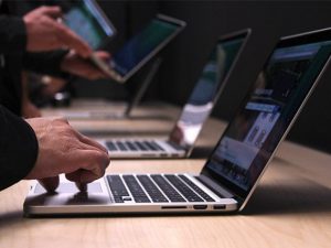 Comune di Napoli, arrestato un dipendente sorpreso a rubare pc