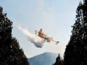 Incendio sul Vesuvio, i Canadair italiani sono pochi: la Francia ce ne presta due