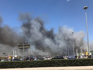 Rogo tossico all'Auchan di Giugliano: clienti in fuga