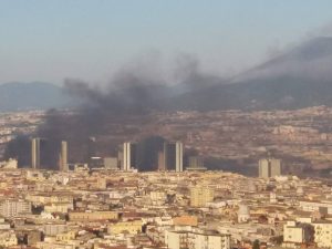 Incendio al Centro Direzionale: la nube di fumo invade anche piazza Garibaldi