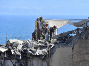 Torre Annunziata, torna la paura dei crolli: cadono calcinacci da una chiesa