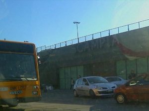 Napoli, appicca il fuoco sotto i piloni della metro: 39enne denunciato a Piscinola