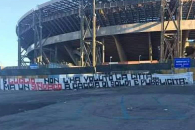 Cittadinanza a Maradona, spuntano striscioni contro De Magistris