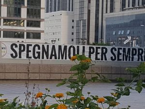 M5S Campania, striscione con maxi-refuso sotto la Regione
