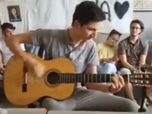 Salerno, all'esame di maturità canta Bob Dylan per l'amico morto
