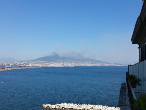 Il Vesuvio ancora devastato dai roghi. E intanto i canadair francesi vanno via