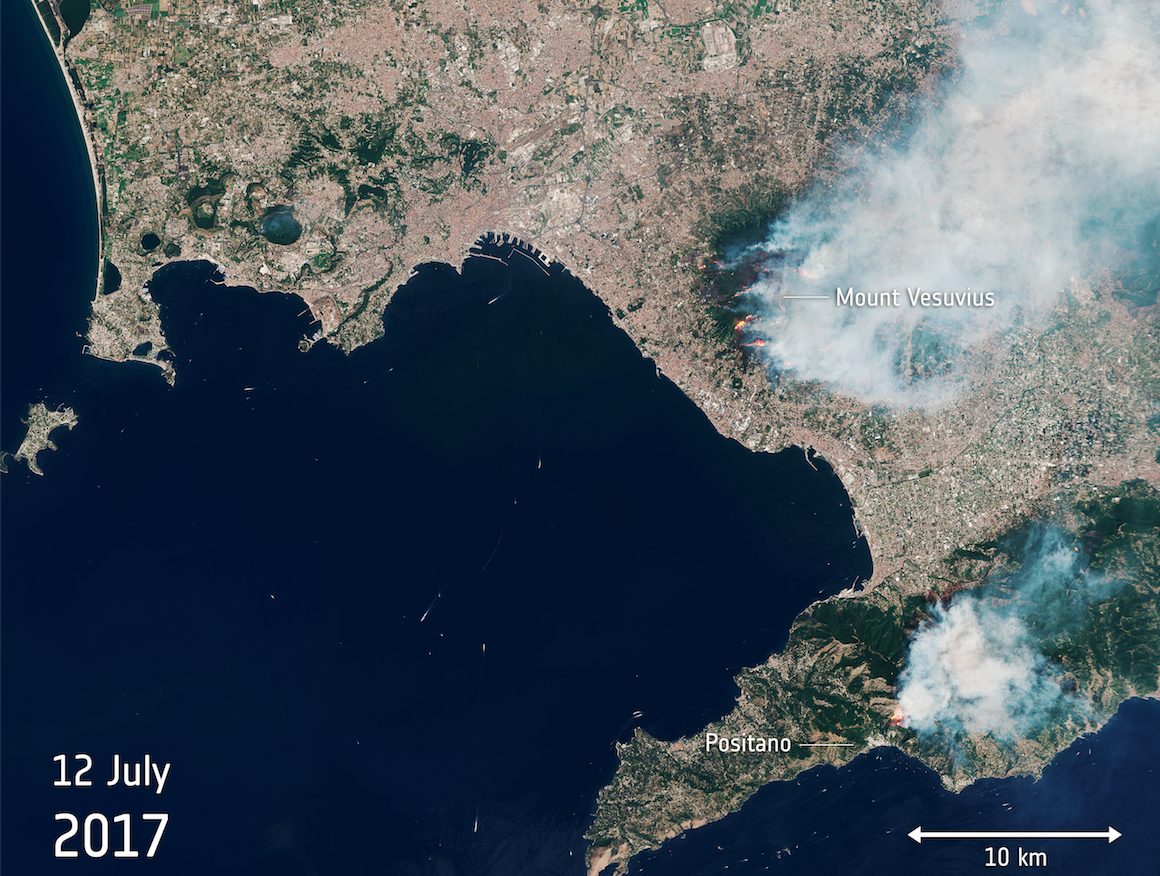 I fumi prodotti dagli incendi sul Vesuvio evidenziati dal satellite ESA