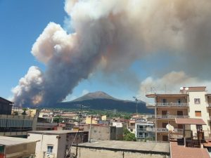 L'incendio sul Vesuvio non è un caso. Fiamme appiccate dai criminali, trovati 8 inneschi
