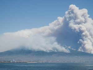 Incendi sul Vesuvio, è un nuovo disastro ambientale
