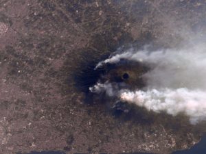 La foto degli incendi sul Vesuvio visti dalla stazione spaziale orbitante internazionale ISS