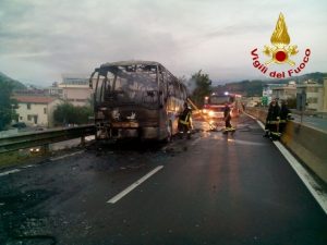 Avellino, a fuoco un autobus sul raccordo: salvi i 30 passeggeri