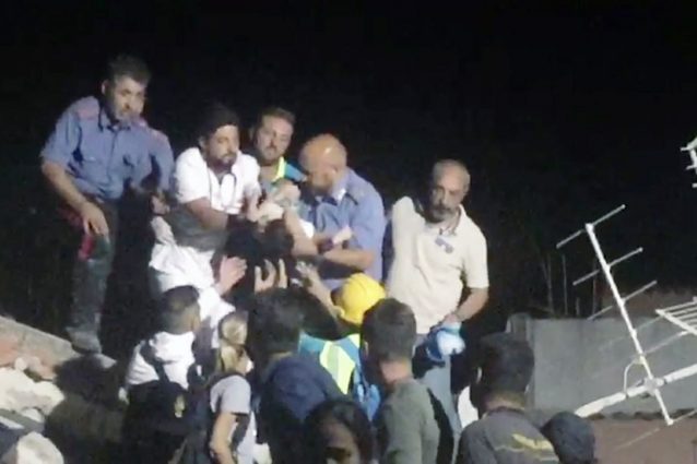 Terremoto Ischia, estratto vivo un bimbo di 17 mesi