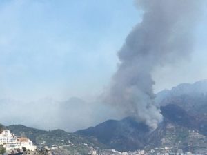 Continua l'incendio sul Monte Faito, evacuate ville ed hotel. Un ustionato