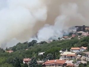 Incendio sulla collina dei Camaldoli: paura per le case e per fabbrica di fuochi d’artificio