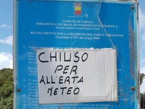 "Chiuso per all'erta meteo": il cartello sgrammaticato al parco Virgiliano di Napoli