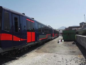 Il primo nuovo treno della Circumvesuviana subito imbrattato dai vandali (e poi ripulito)