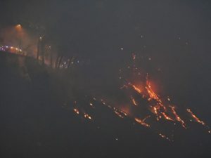 Vasto incendio nella notte alla Solfatara di Pozzuoli: turisti in fuga
