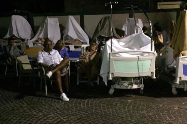 I pazienti dell'ospedale Rizzoli accampati in strada dopo il terremoto di Ischia